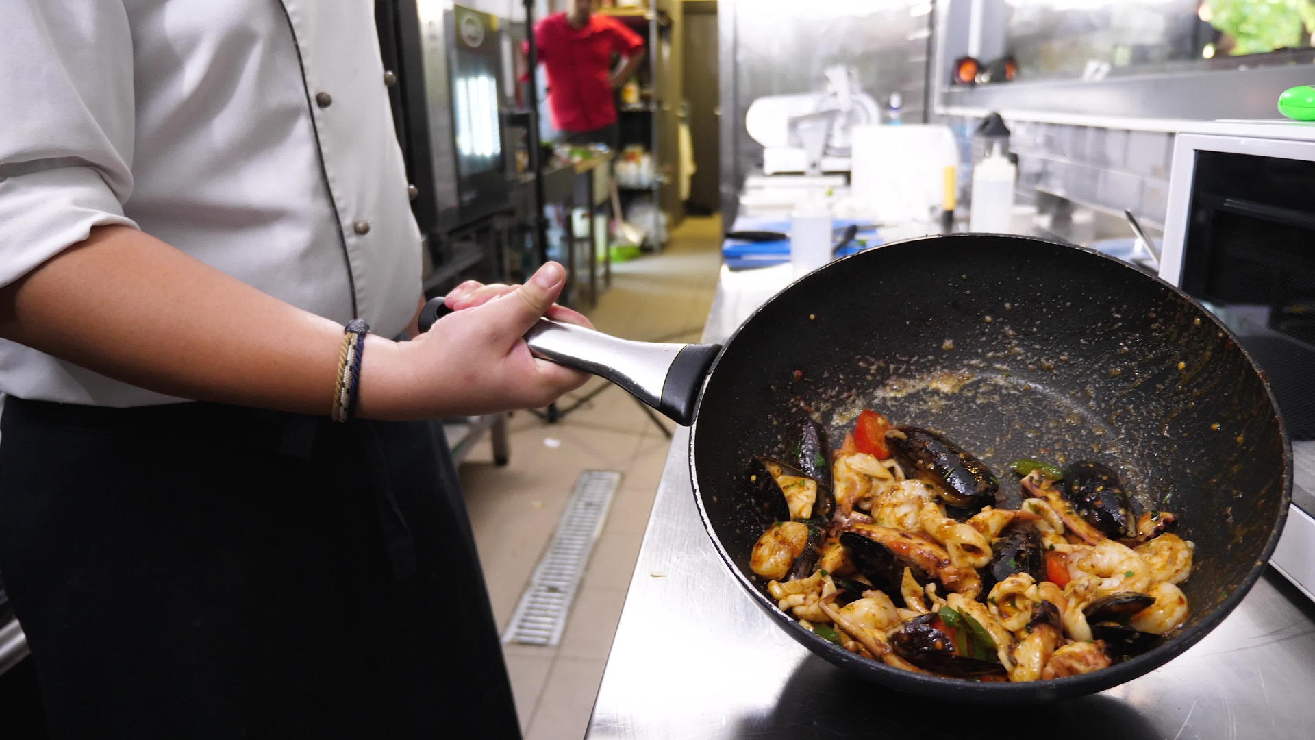 厨师提供煮熟的锅饭视频的预览图