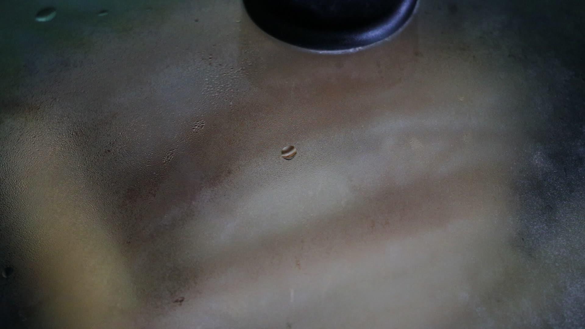 烹饪时锅盖上形成的水滴比这里短视频的预览图