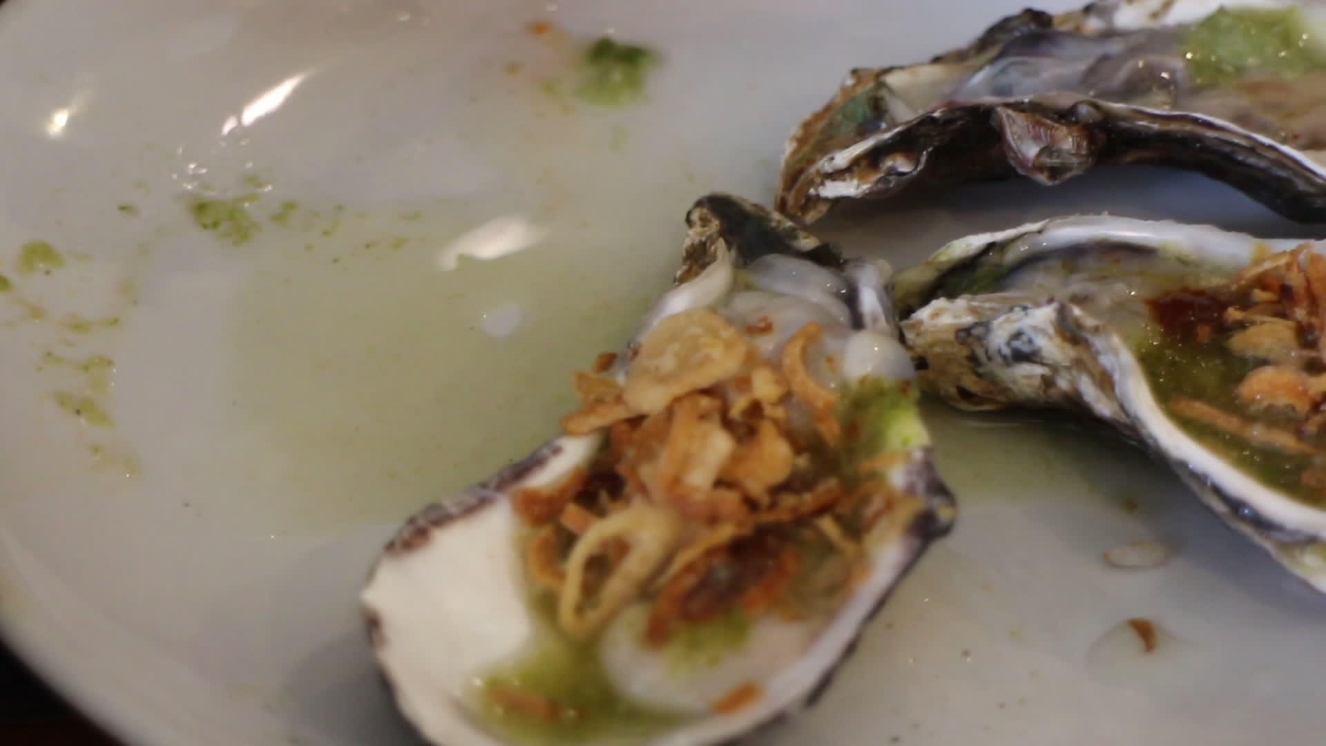 日本餐馆餐桌上的新鲜牡蛎视频的预览图