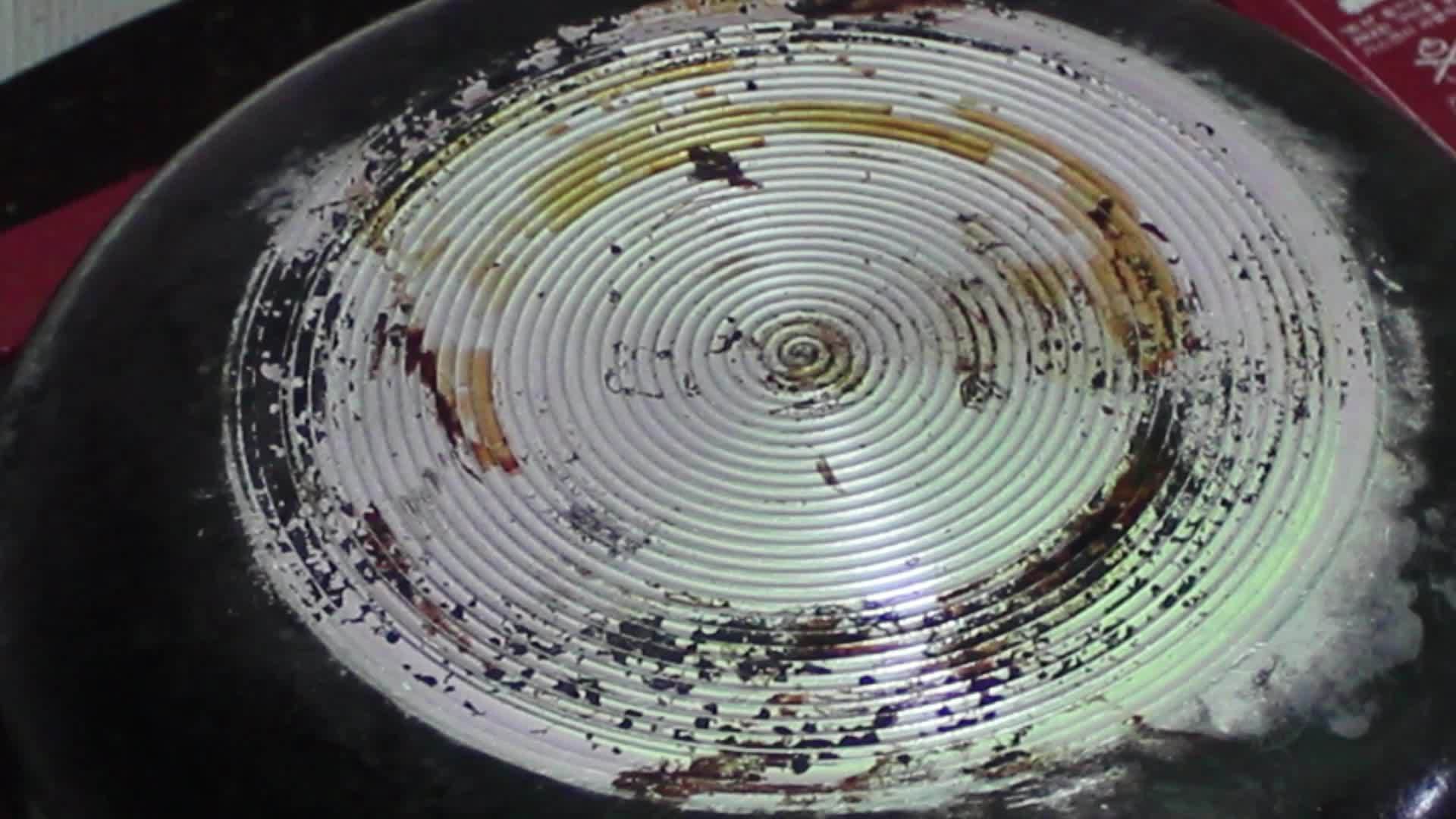 厨师在锅里涂上蔬菜油视频的预览图