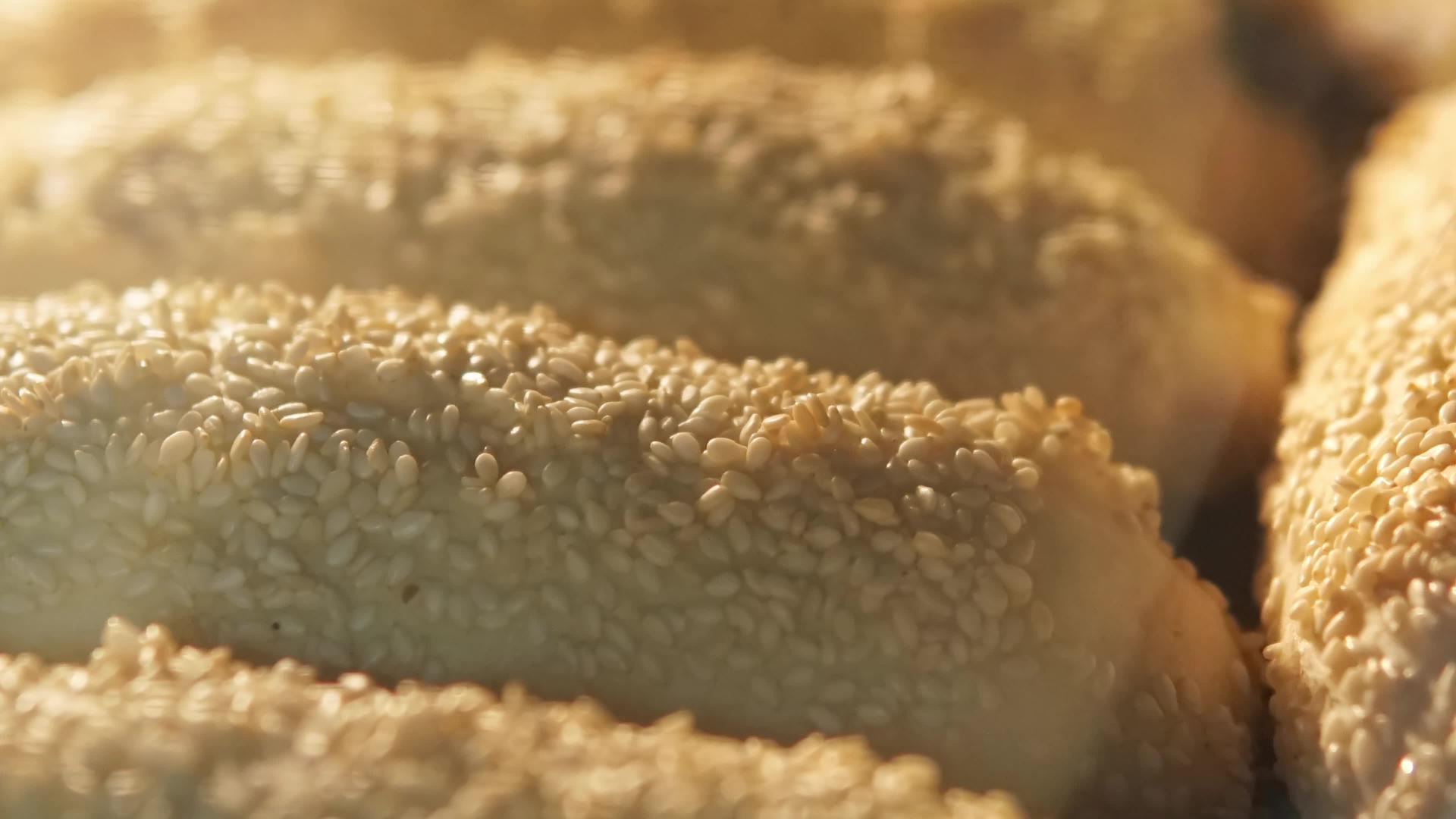 羊角面包还在烤箱里煮的烤面包上视频的预览图