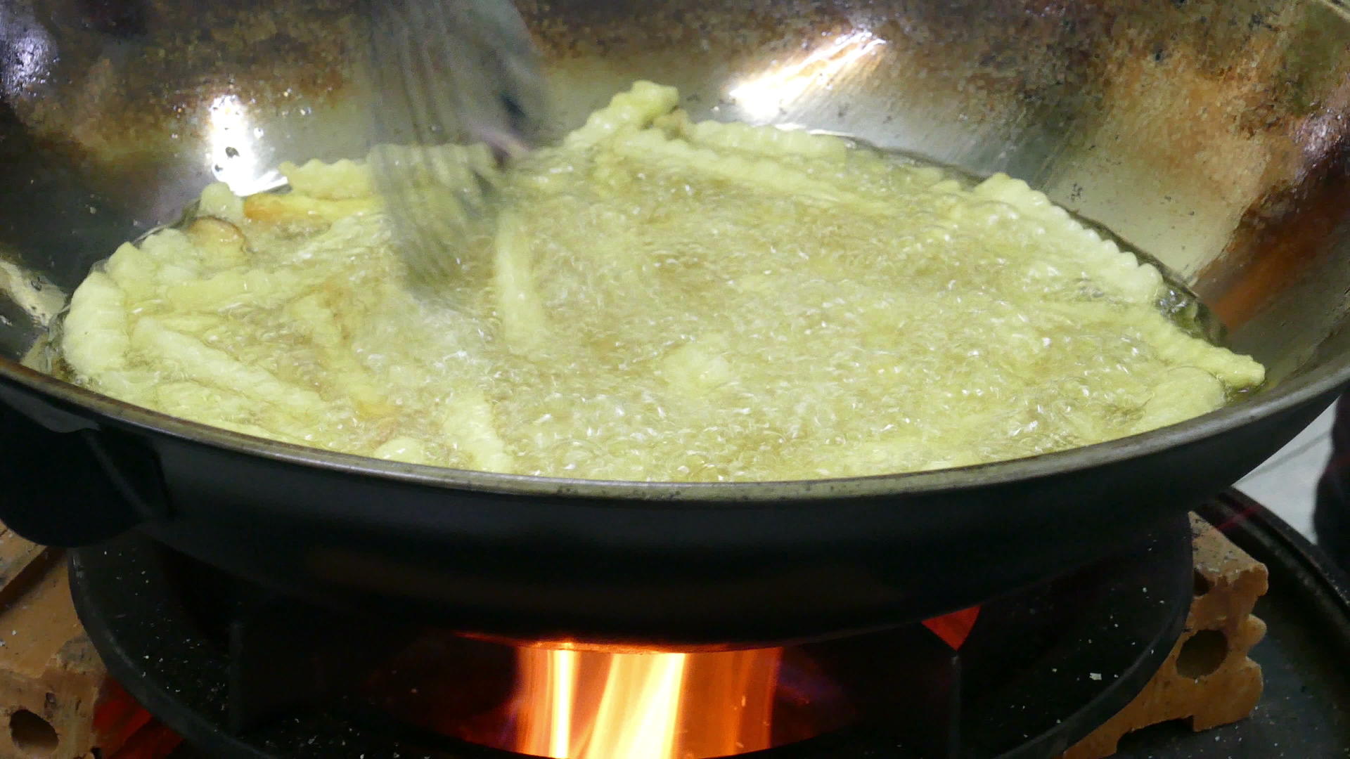 用热泡泡煮炸薯条炒土豆视频的预览图