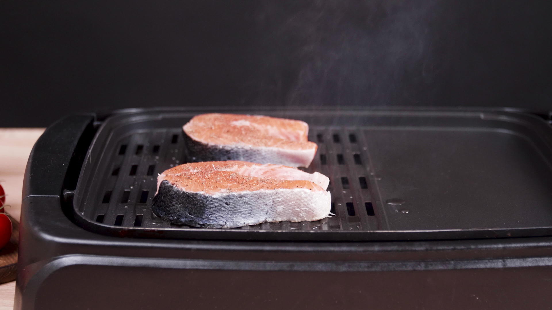 新鲜的鲑鱼肉在电烤架上煎视频的预览图