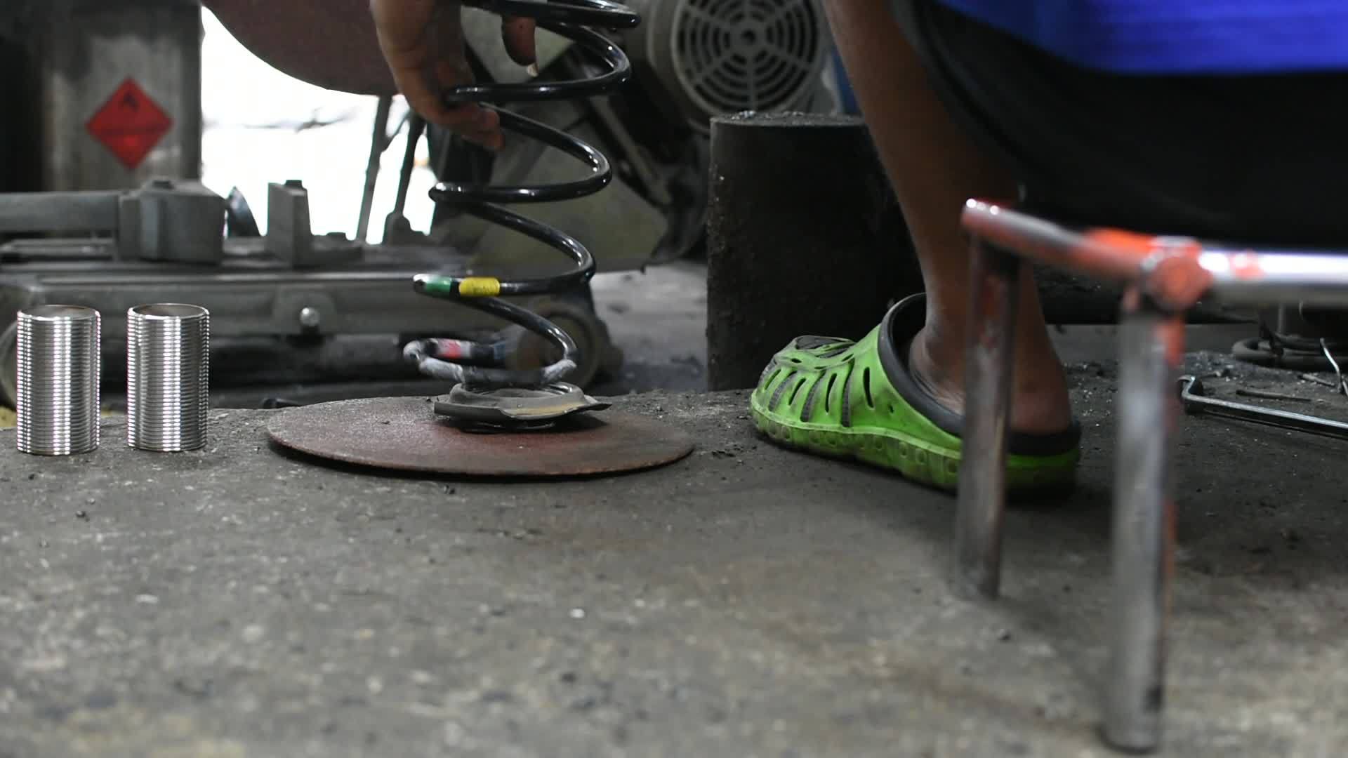 负责焊接汽车圆圈泉的修理工视频的预览图