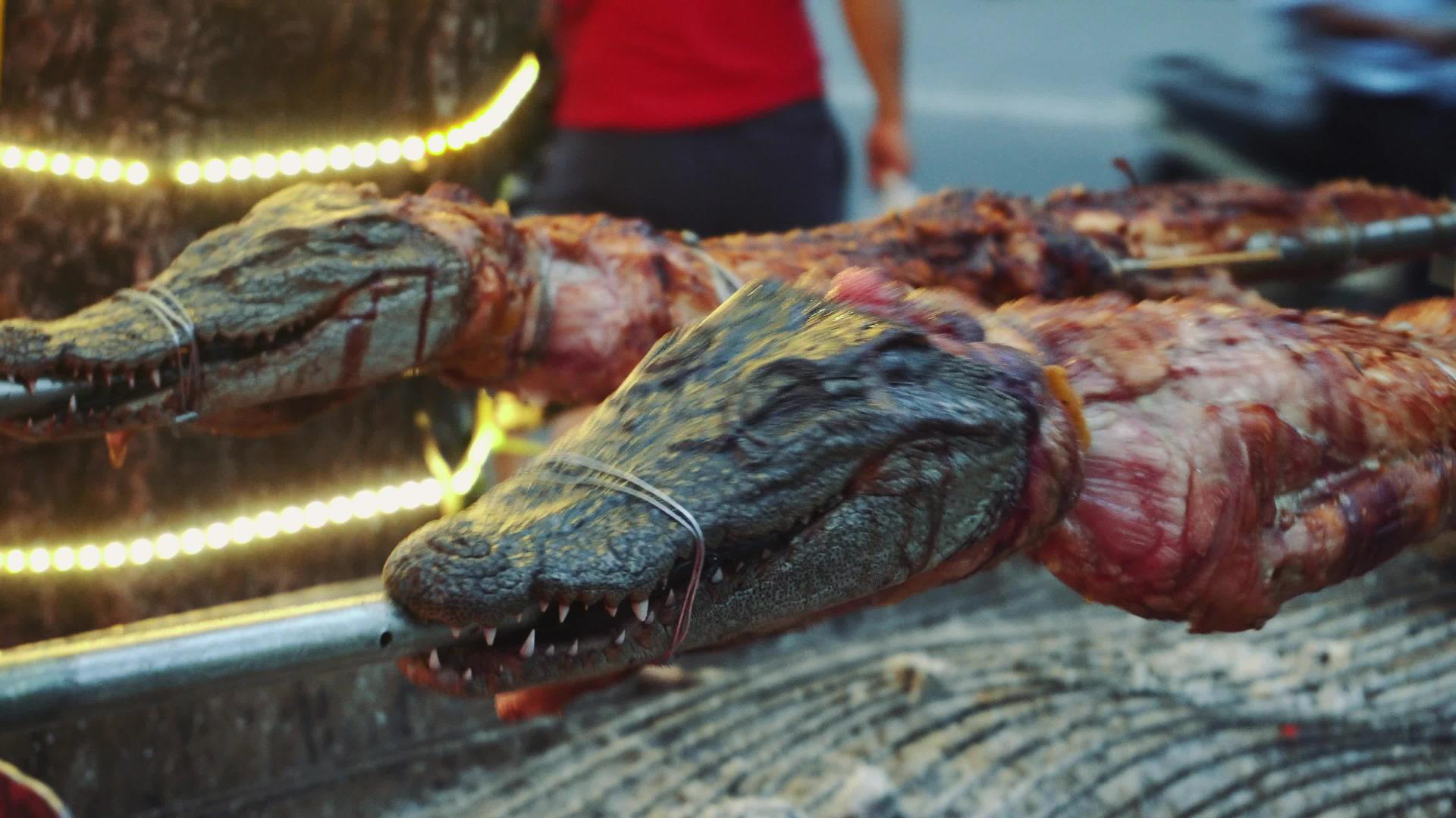 海鲜餐厅明火烤鳄鱼越南异国食品亚洲食品生鳄鱼视频的预览图
