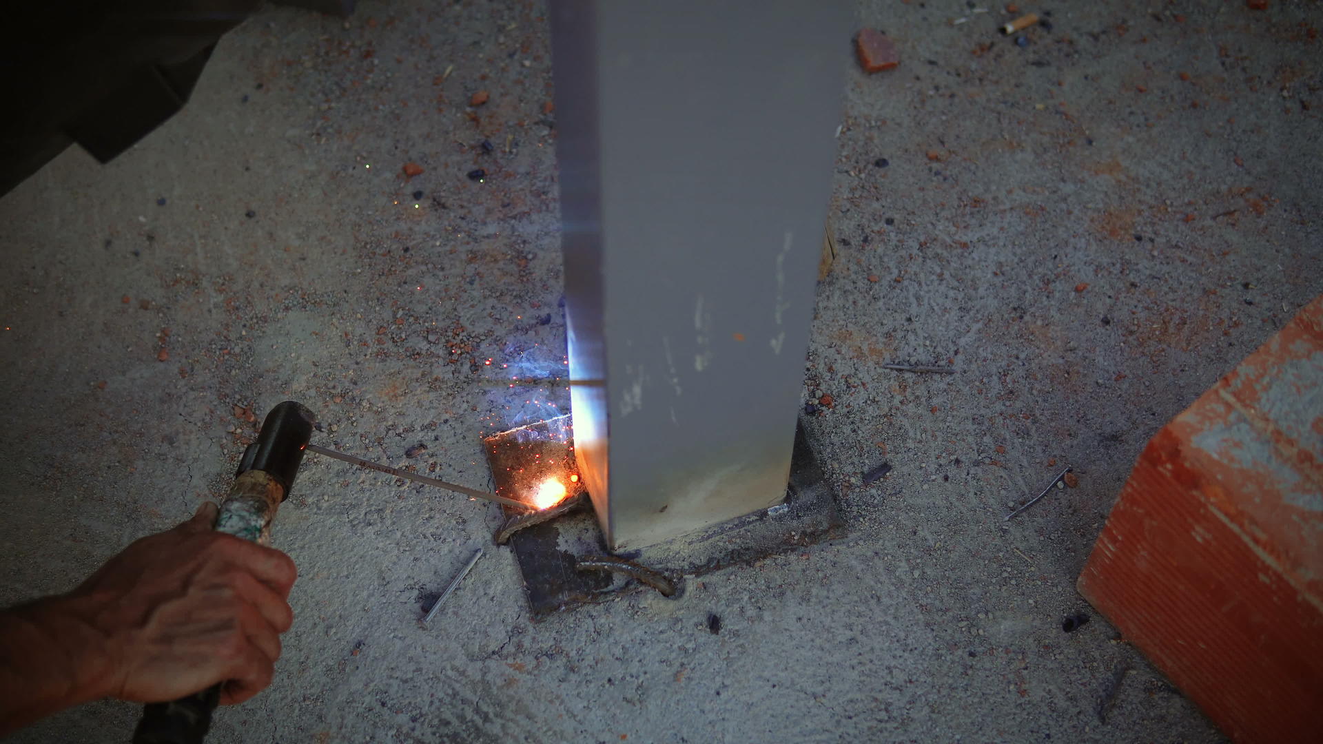 用火花焊接钢管视频的预览图