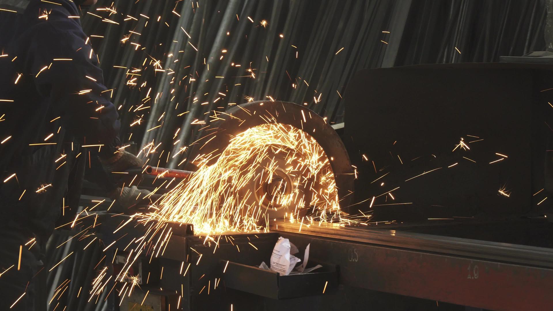 金属工人用燃烧的火花将钢管焊接成钢管视频的预览图