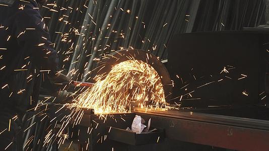 金属工人用燃烧的火花将钢管焊接成钢管视频的预览图