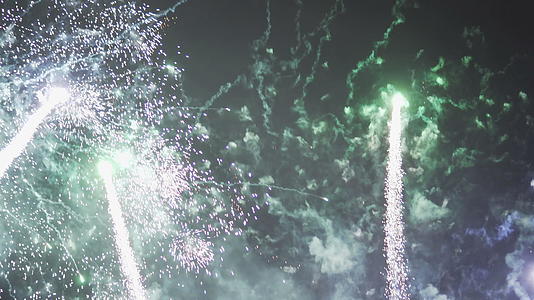 独立日美丽的烟花表演庆祝最大的烟花4K精彩的背景视频的预览图