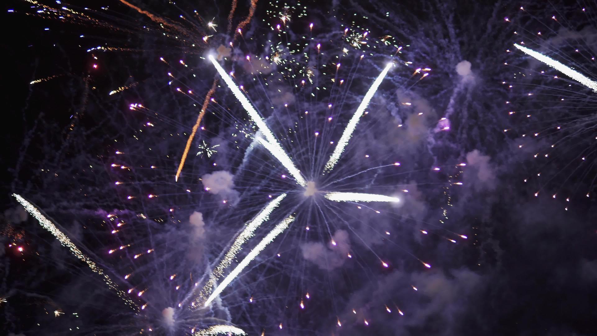 不同颜色的大型烟花庆祝概念背景Y视频的预览图