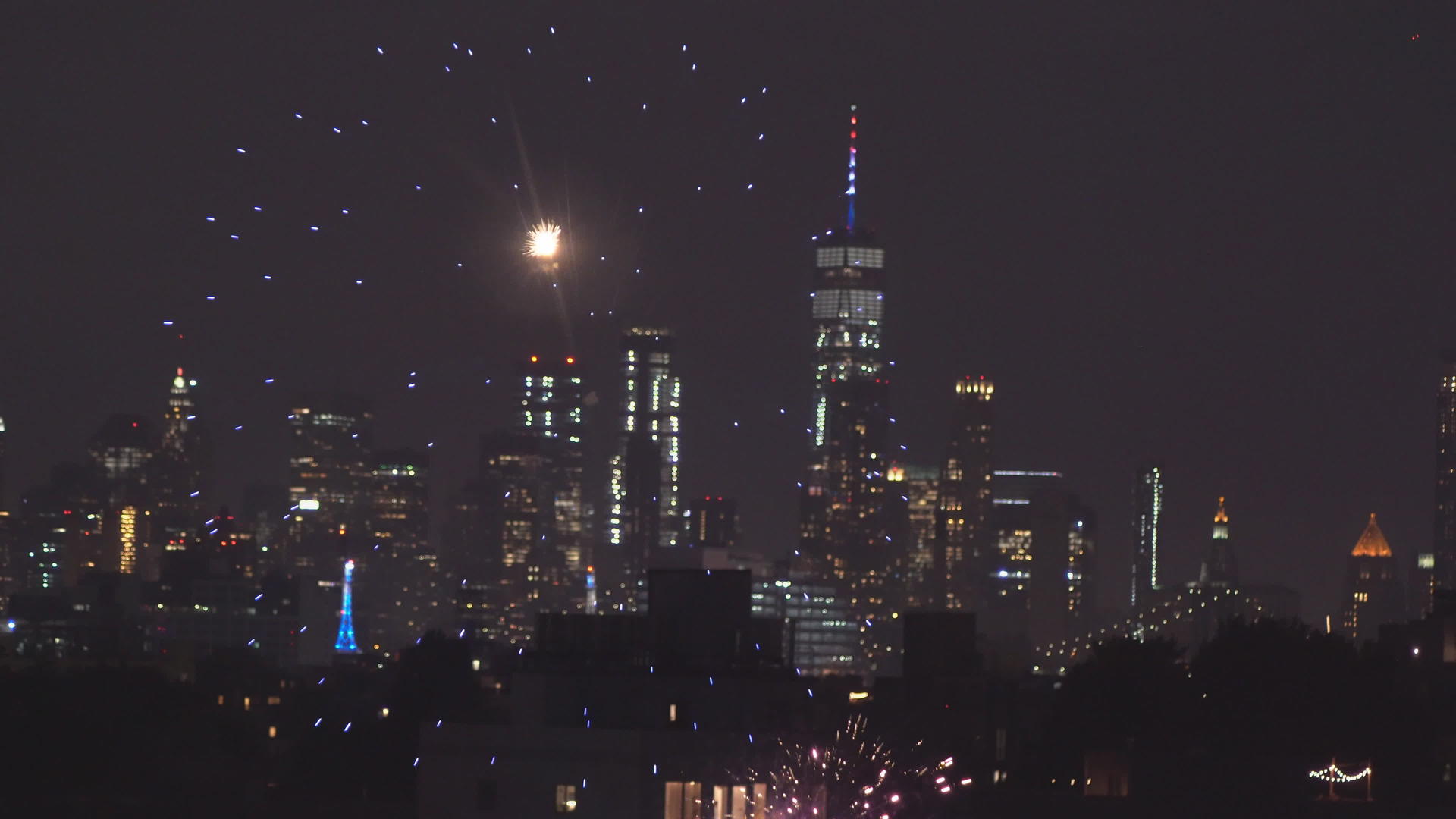 曼哈顿布鲁克林大桥的烟花和黄昏的星空视频的预览图