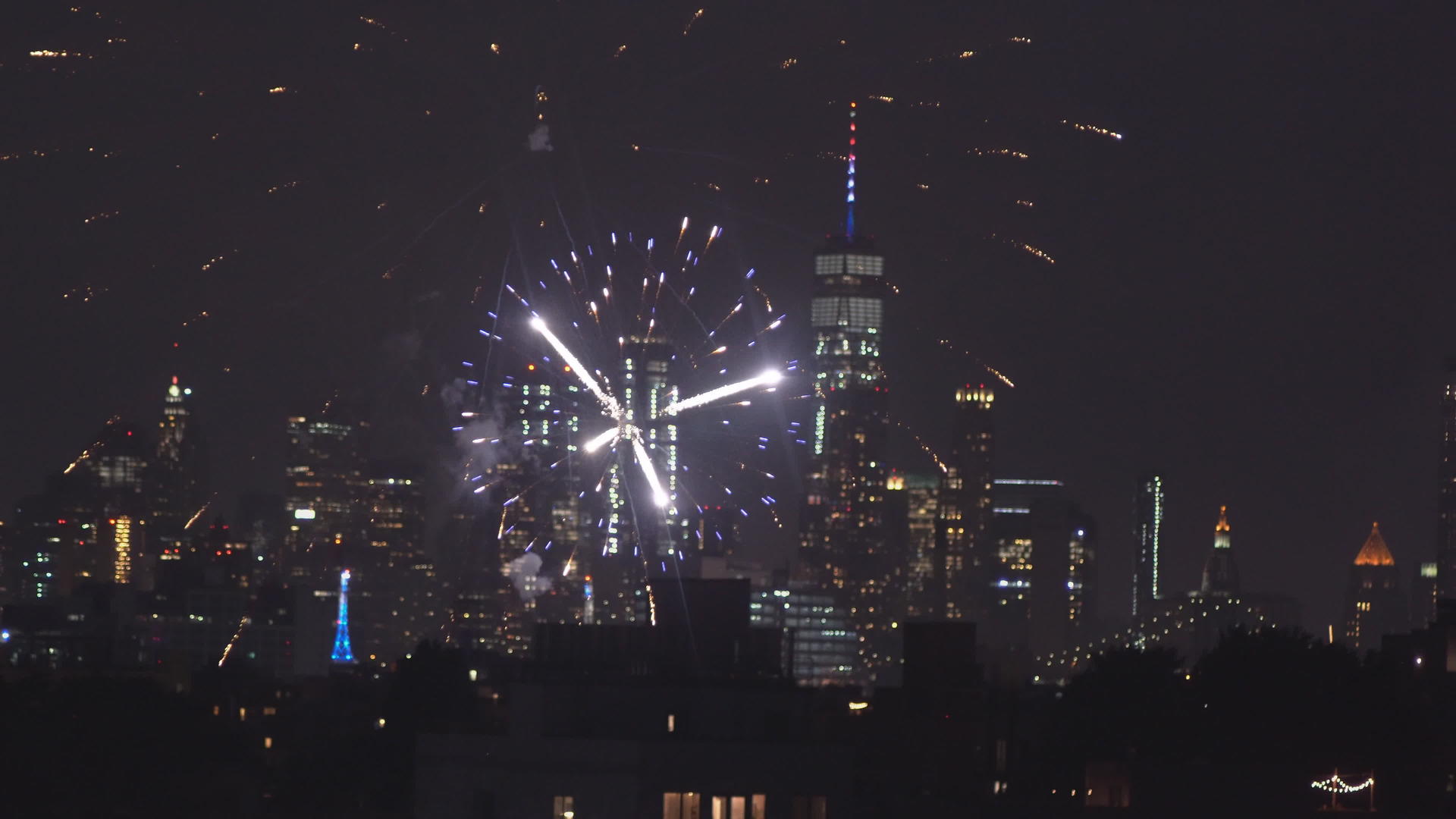纽约独立日落岛曼哈顿Manhattan上空的烟火视频的预览图