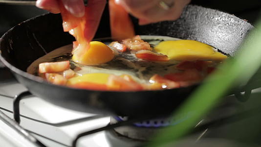 在锅里煎鸡蛋和番茄片视频的预览图