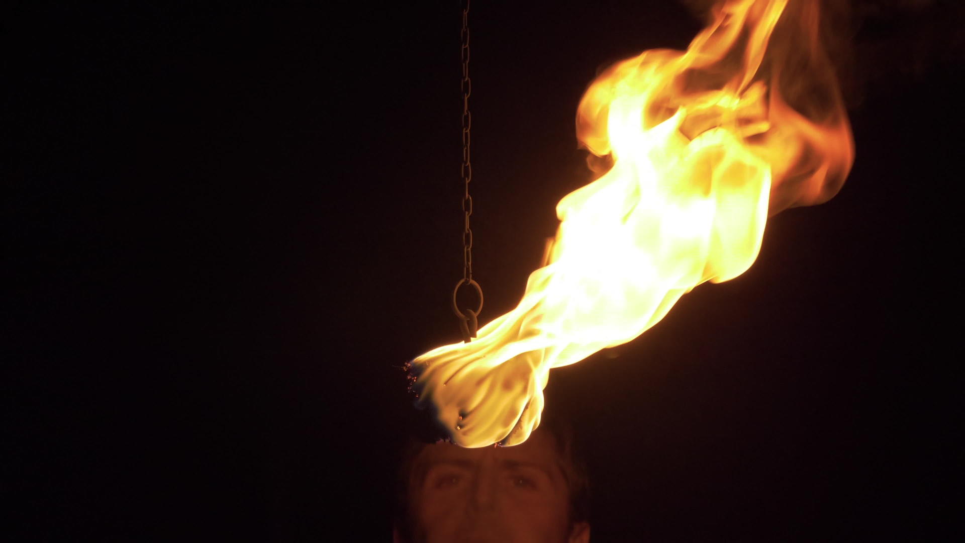 火焰爆发从嘴里燃烧火光表演火光表演视频的预览图