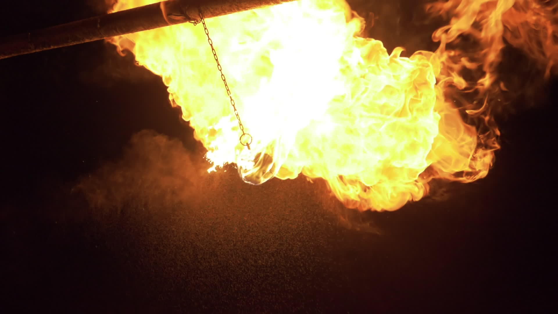 人们用火炬喷洒煤油火焰喷发从嘴里燃烧火光显示慢动作视频的预览图