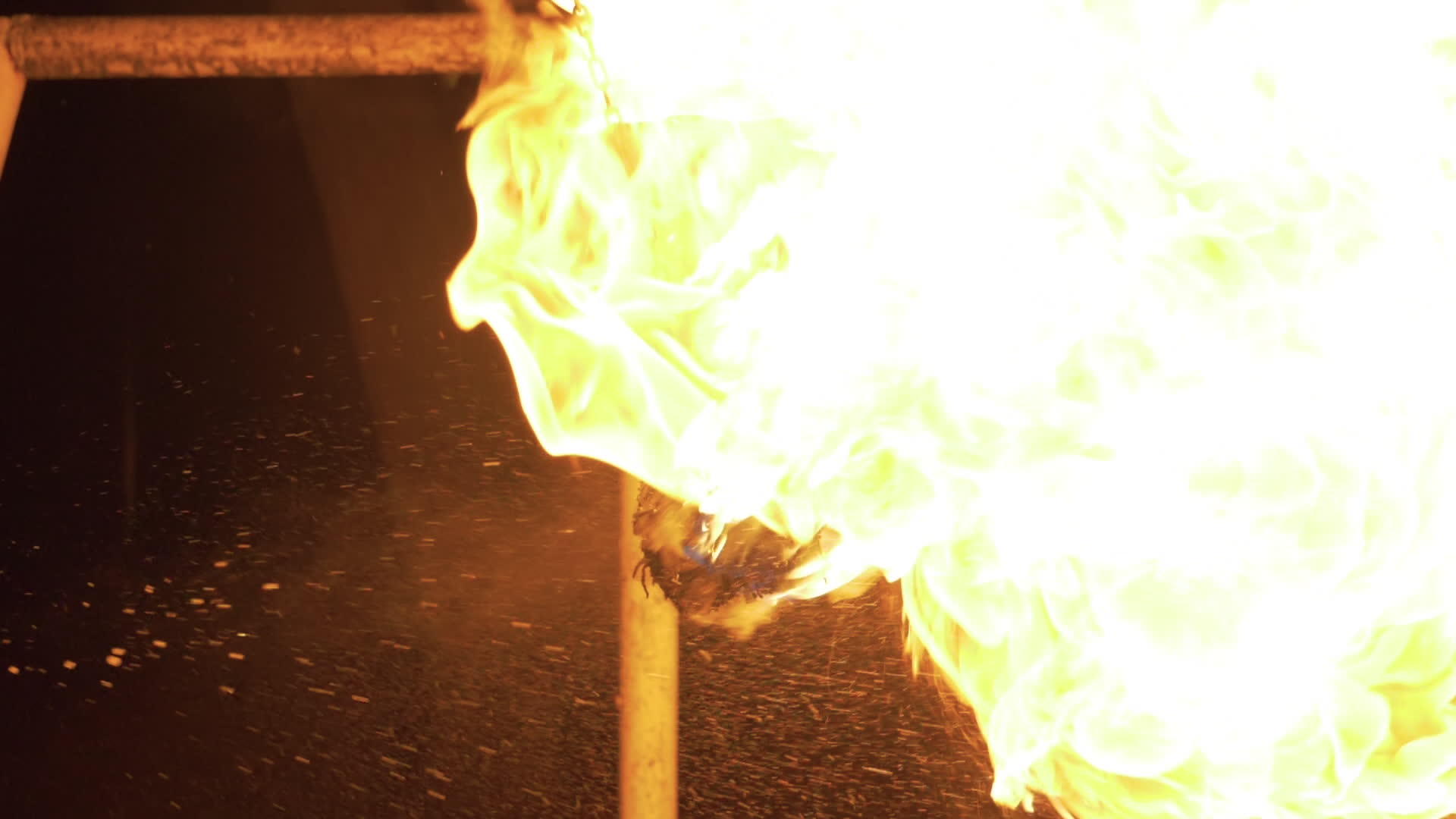 火球是燃烧和发光的煤油视频的预览图