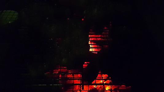 一天晚上在金属烧烤炉里关闭燃煤煤视频的预览图