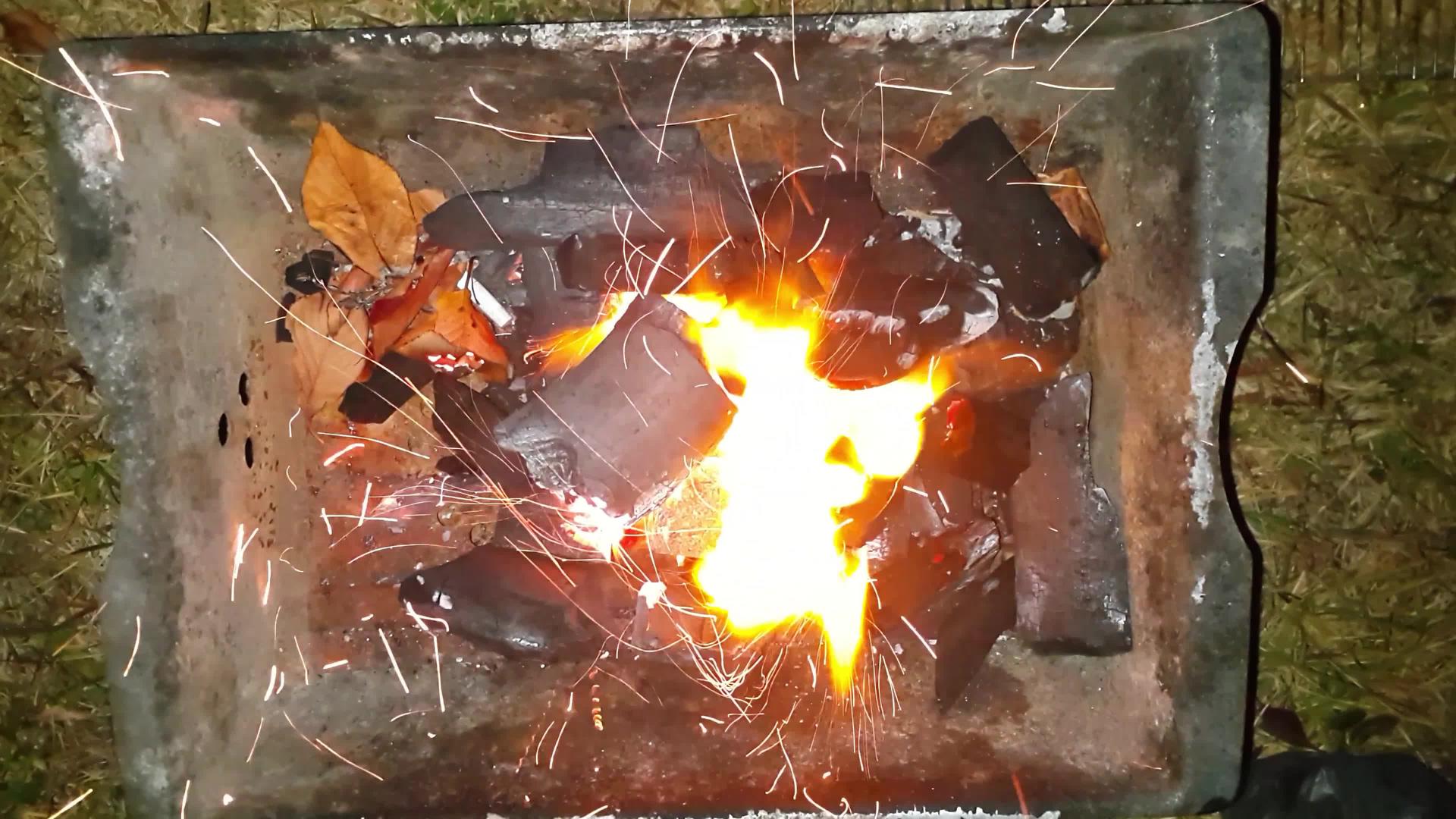 一天晚上在金属烧烤炉里关闭燃煤煤视频的预览图