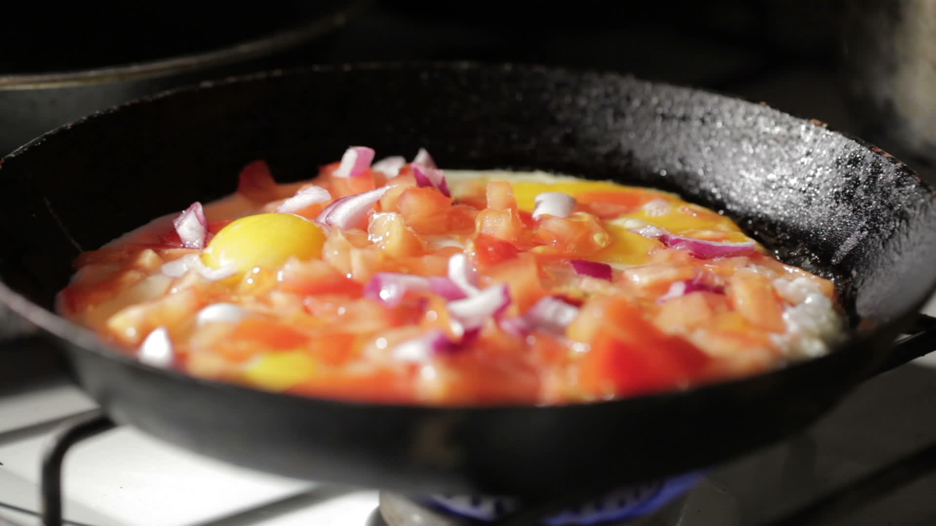 在锅里煎鸡蛋和洋葱片视频的预览图