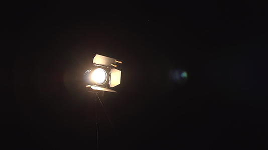 卤素聚光镜镜头照亮黑暗场景视频的预览图