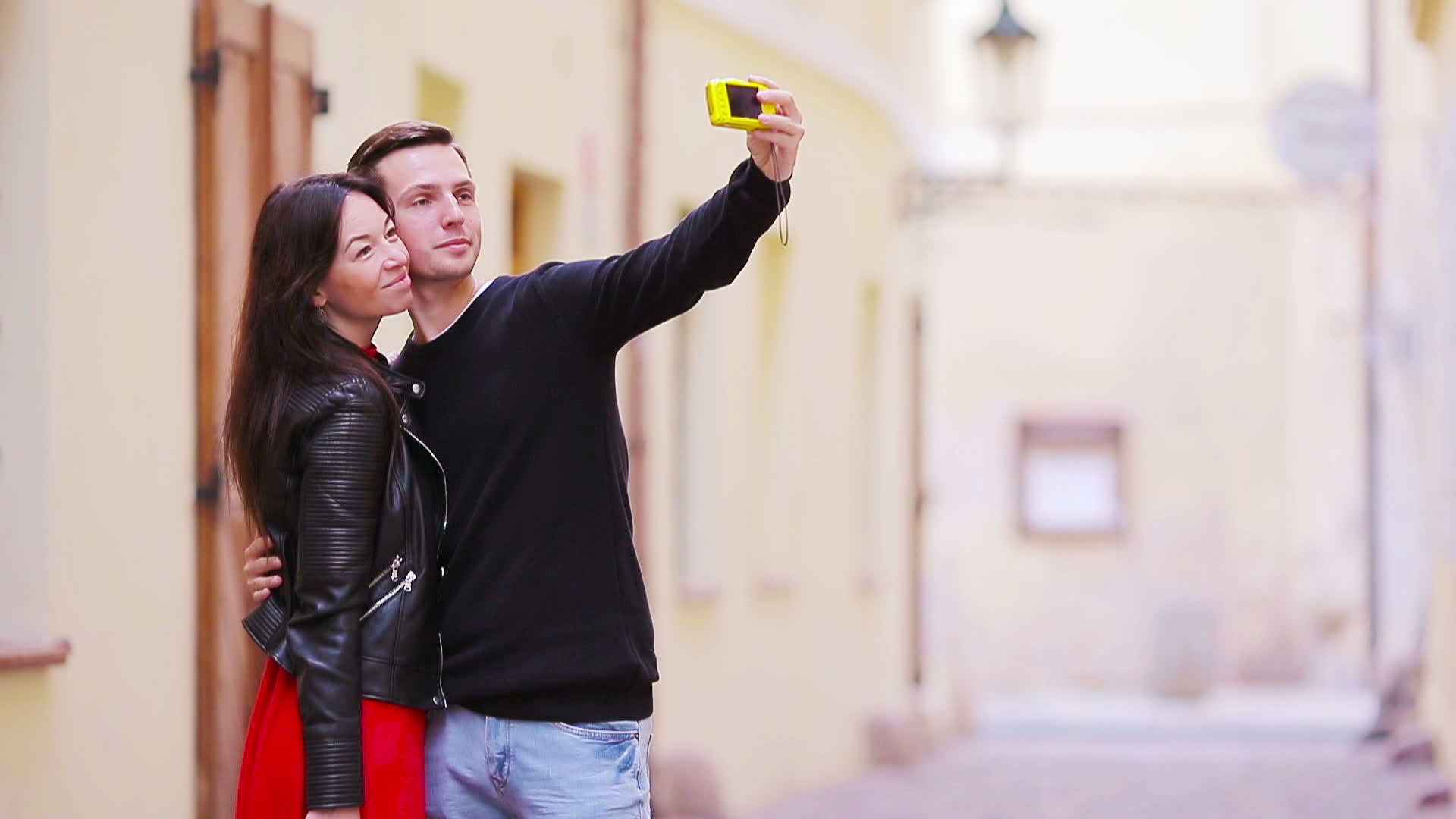 白人夫妇在欧洲旅行自拍照片浪漫旅行男女度假视频的预览图