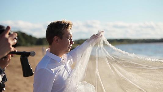 摄影师拍摄新娘面纱的照片视频的预览图