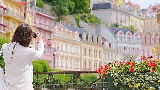文化游客在欧佩斯享受她的欧洲暑假Europe享受视频的预览图