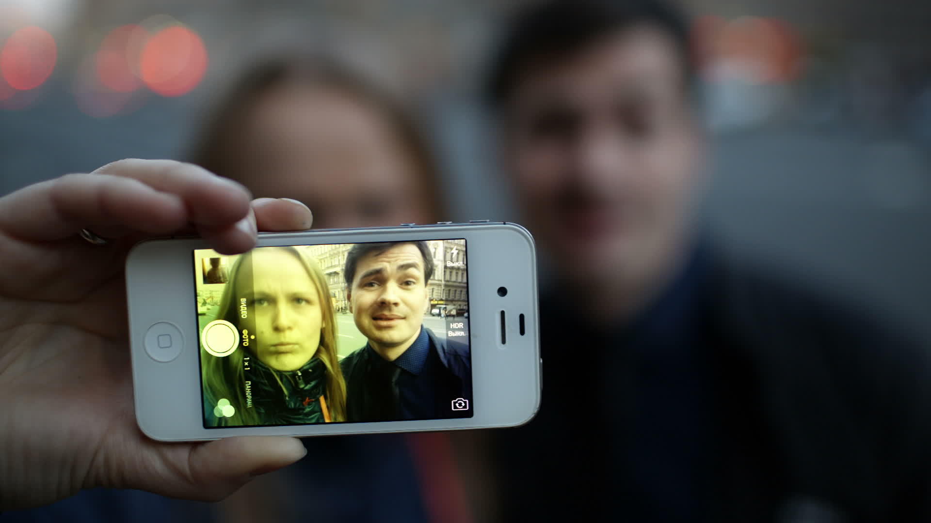 有手机的年轻夫妇在拍照时玩得很开心视频的预览图
