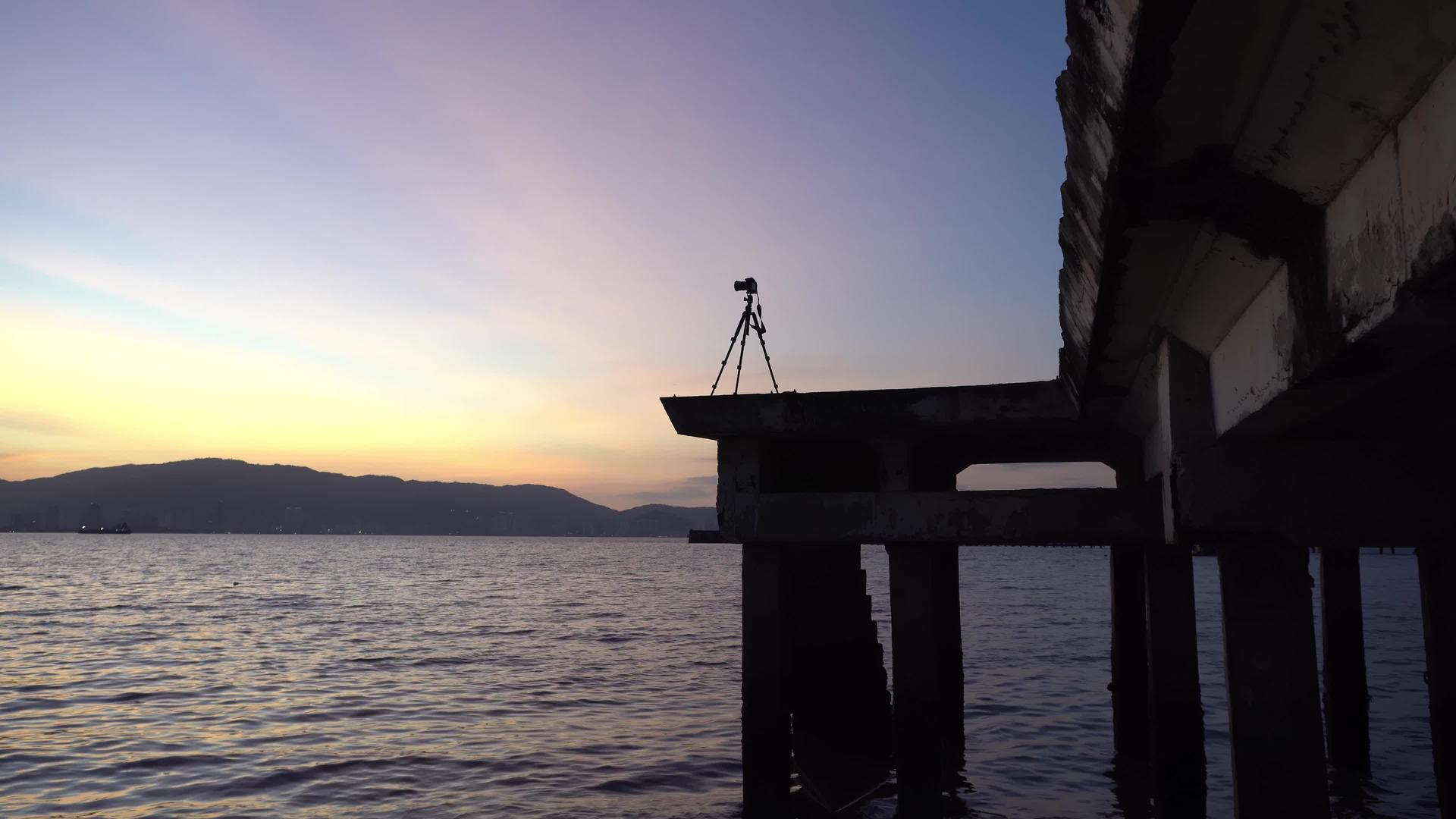 相机相机留在码头上用于拍摄时差视频的预览图