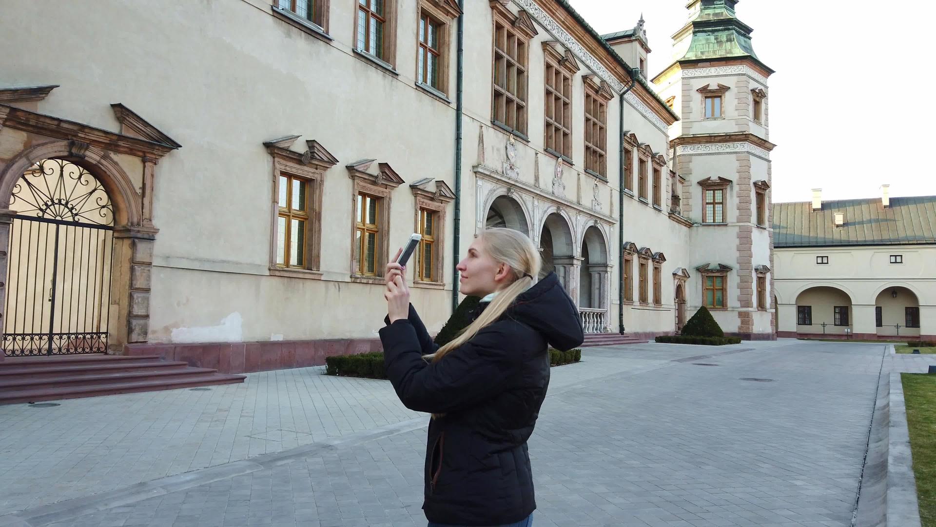 女游客拍下了旧城宫殿的照片视频的预览图