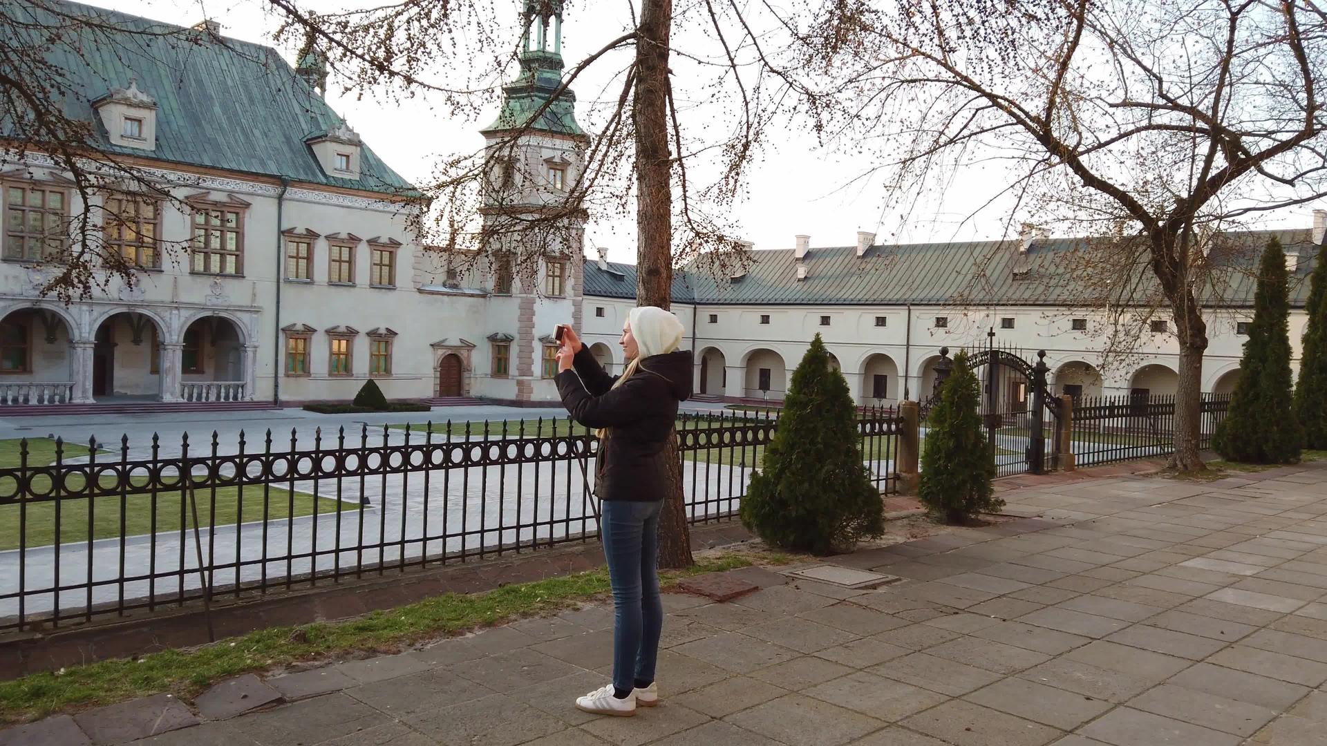 女游客拍摄旧广场宫殿的照片视频的预览图