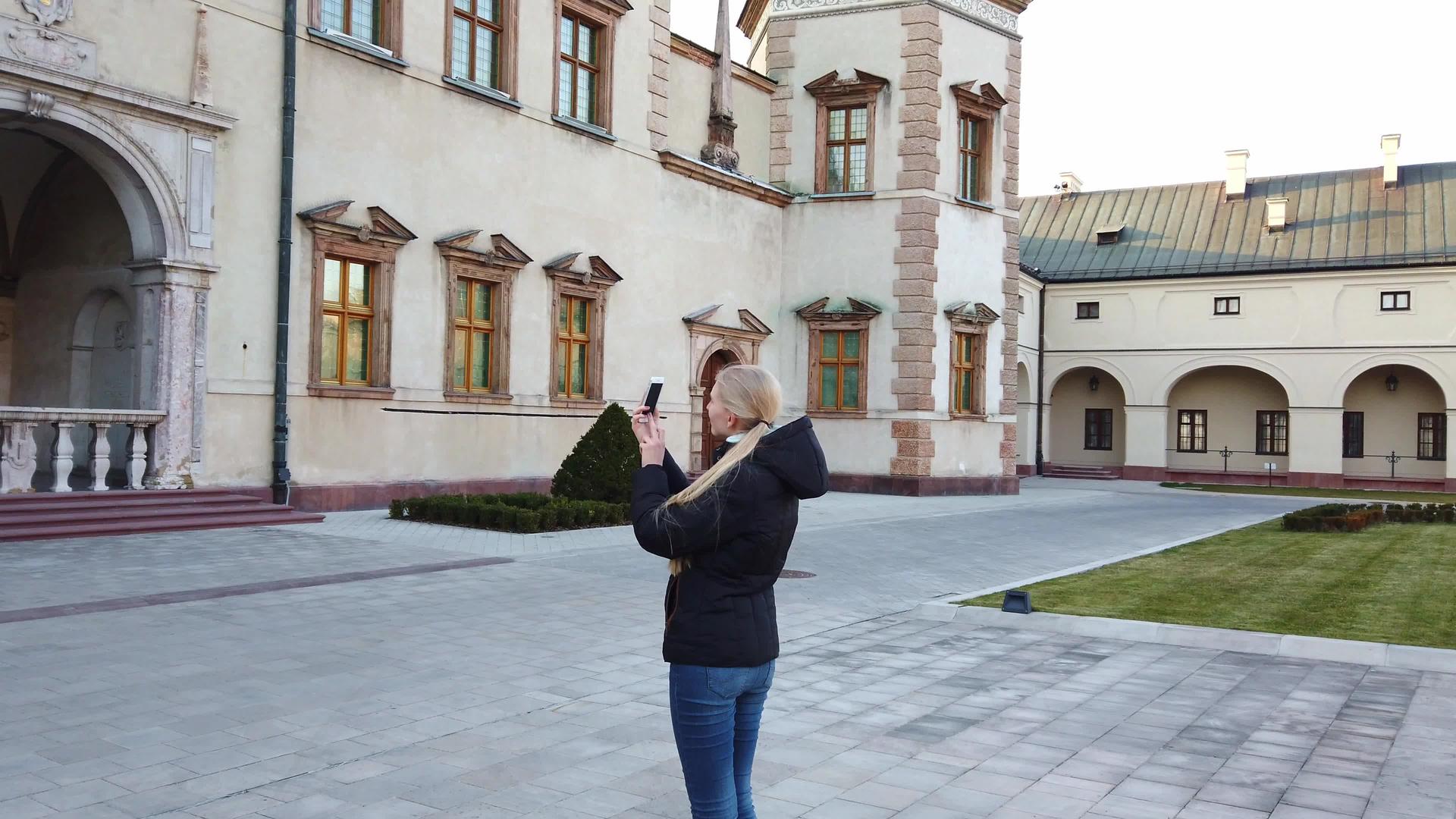 女游客拍摄旧广场宫殿的照片视频的预览图