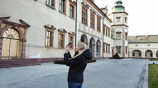 女游客拍下了旧城的建筑照片视频的预览图