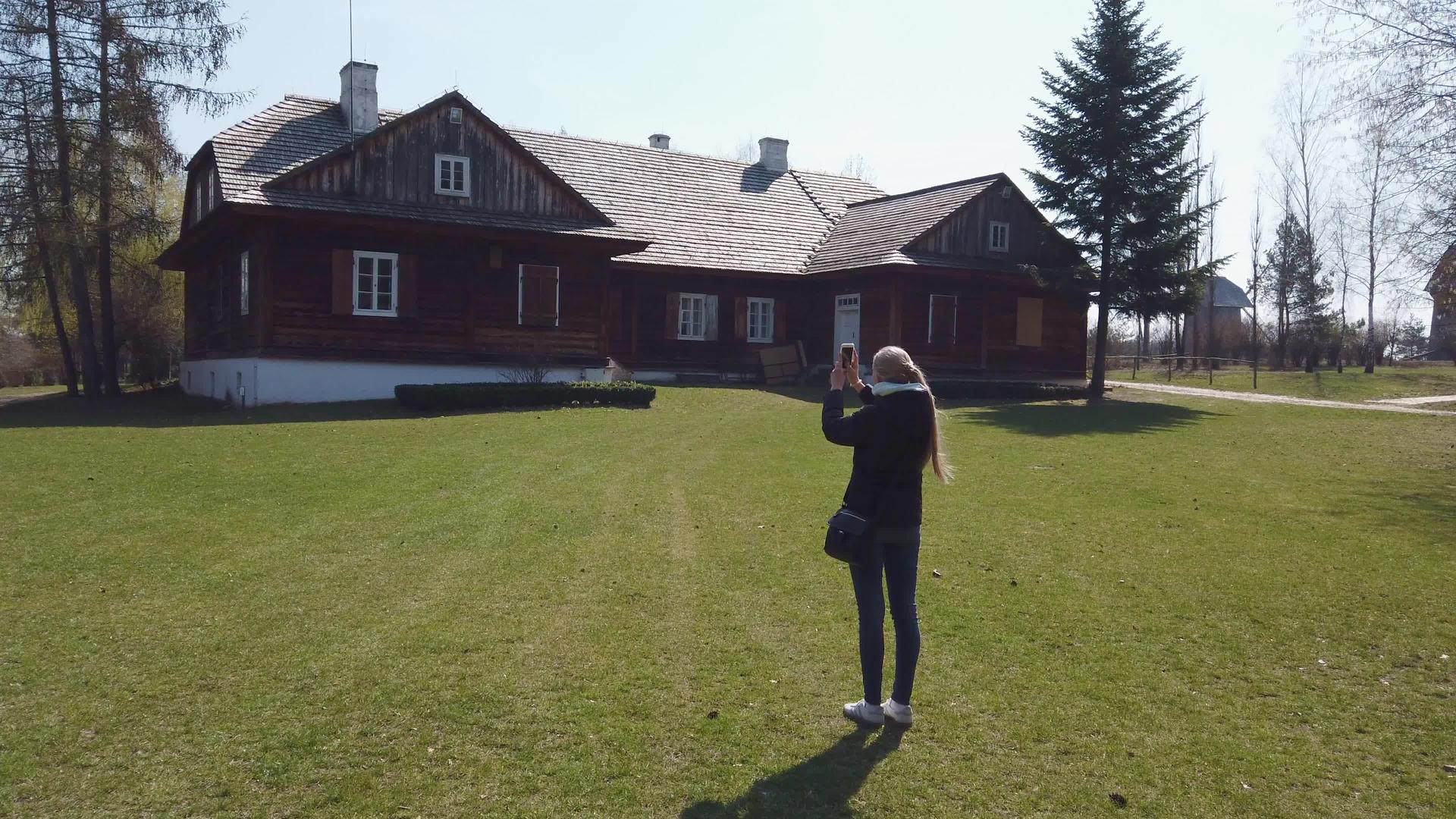 旅游女游客拍摄了一张欧洲老村庄木屋的照片AC.549视频的预览图