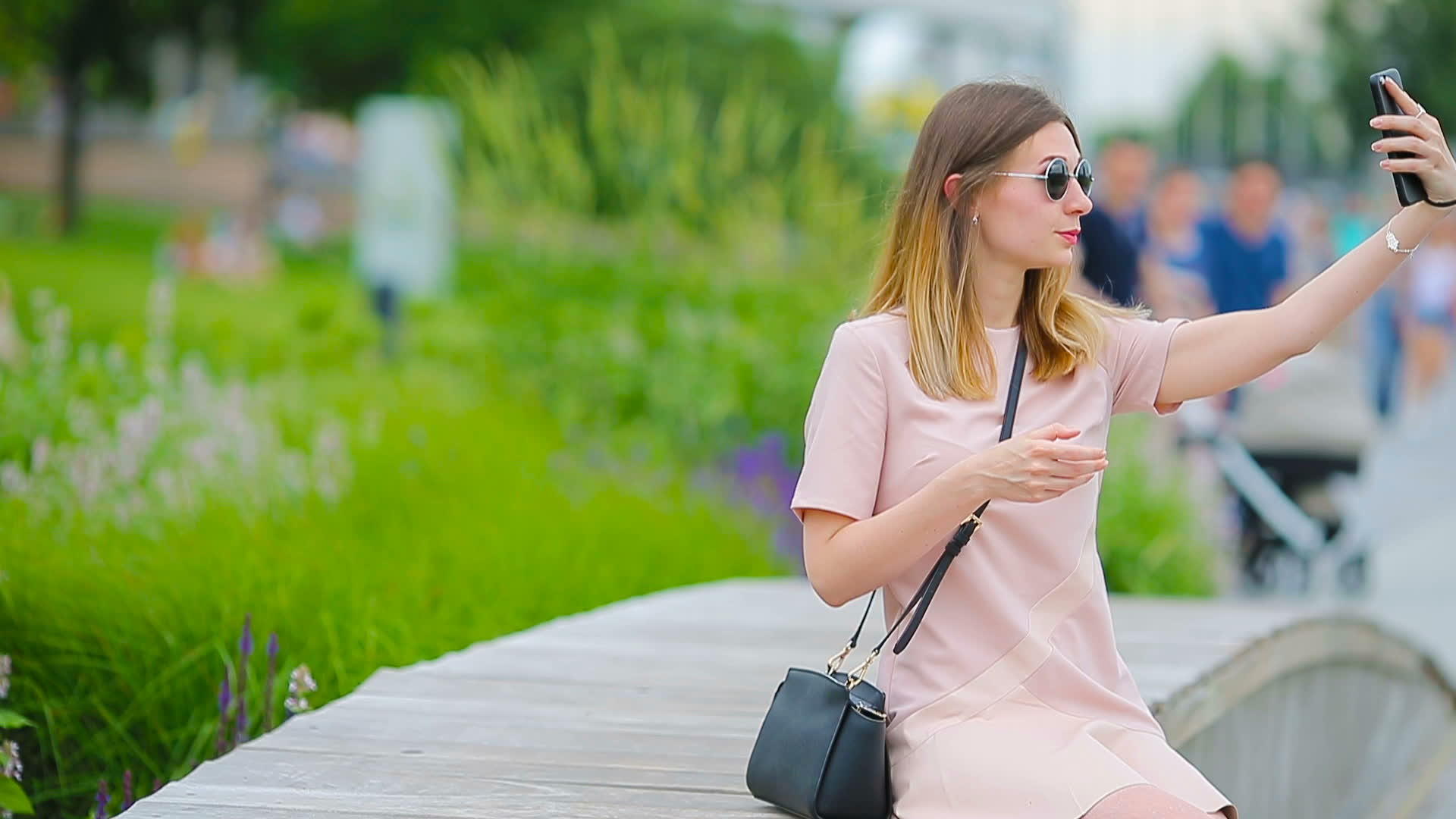 年轻的白人妇女在欧洲城市发送信息在户外听音乐戴太阳镜视频的预览图