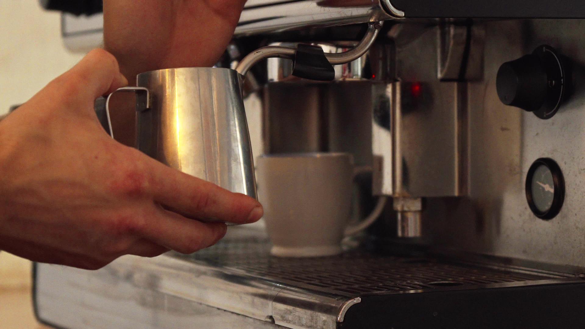 咖啡师正在煮牛奶视频的预览图