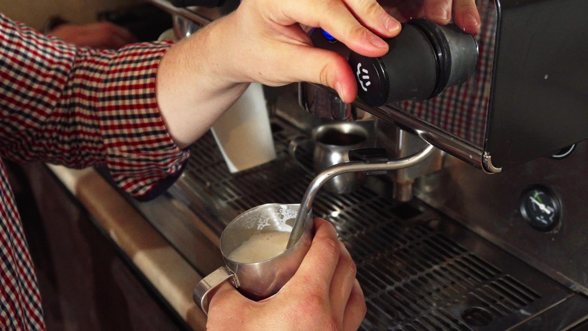 咖啡师为卡布奇诺煮牛奶视频的预览图