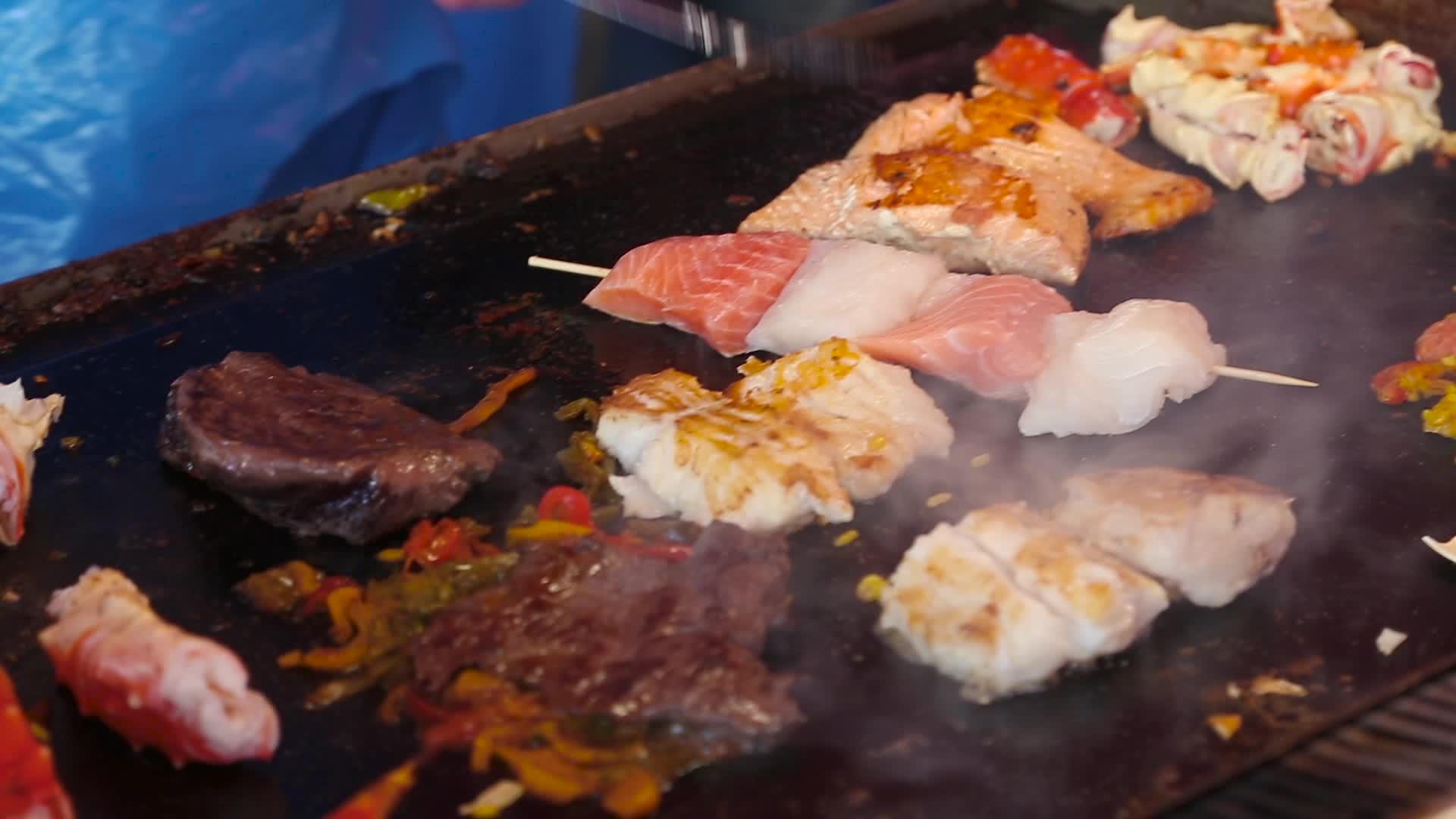 北伯根市场市场上的烹饪海鲜视频的预览图