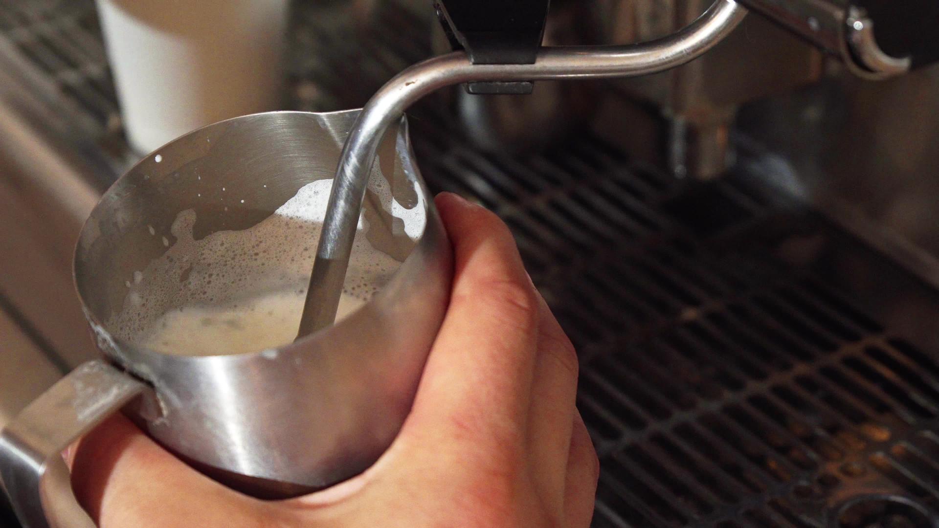 煮牛奶是咖啡师做的视频的预览图