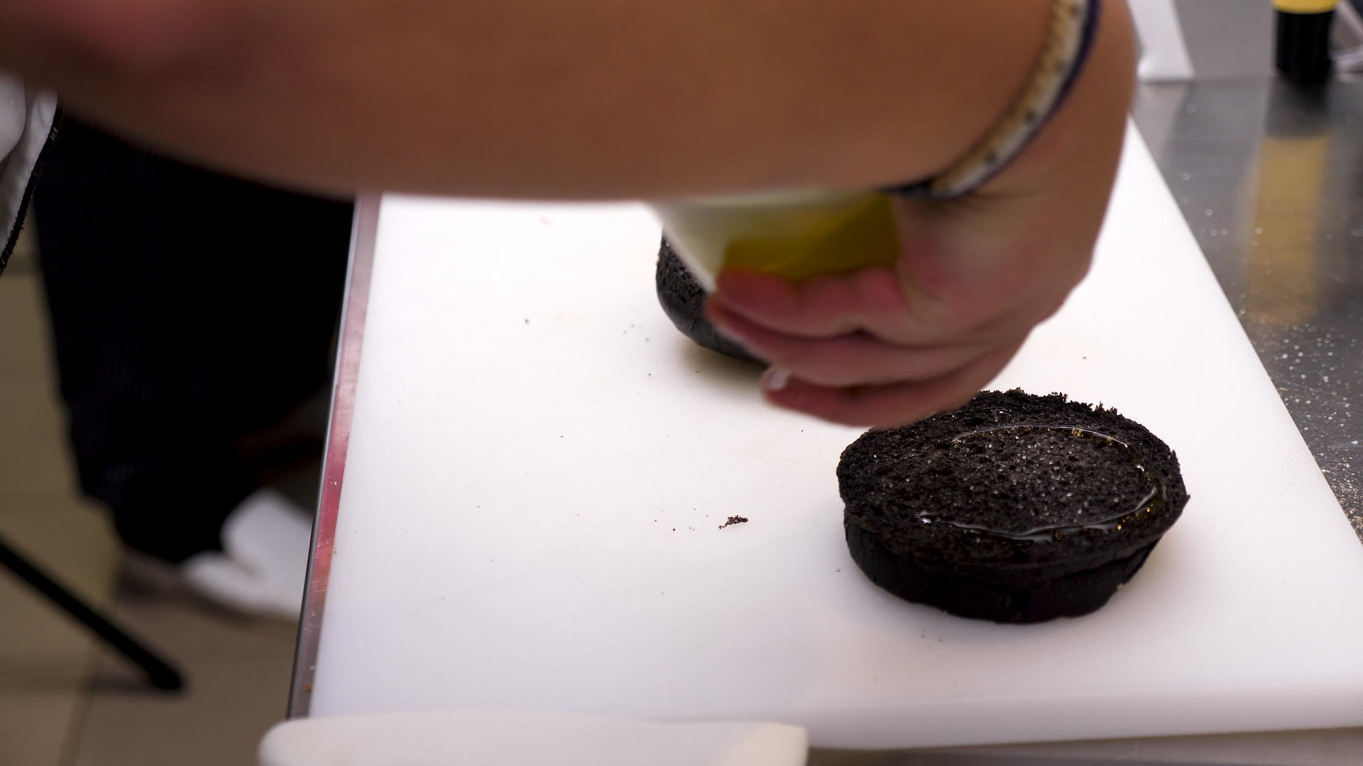 烹饪手的调味料和预制的黑色汉堡包视频的预览图