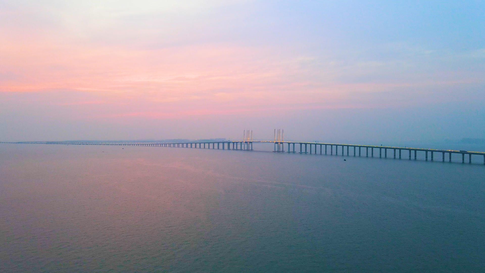 4K航拍晚霞跨海大桥视频的预览图