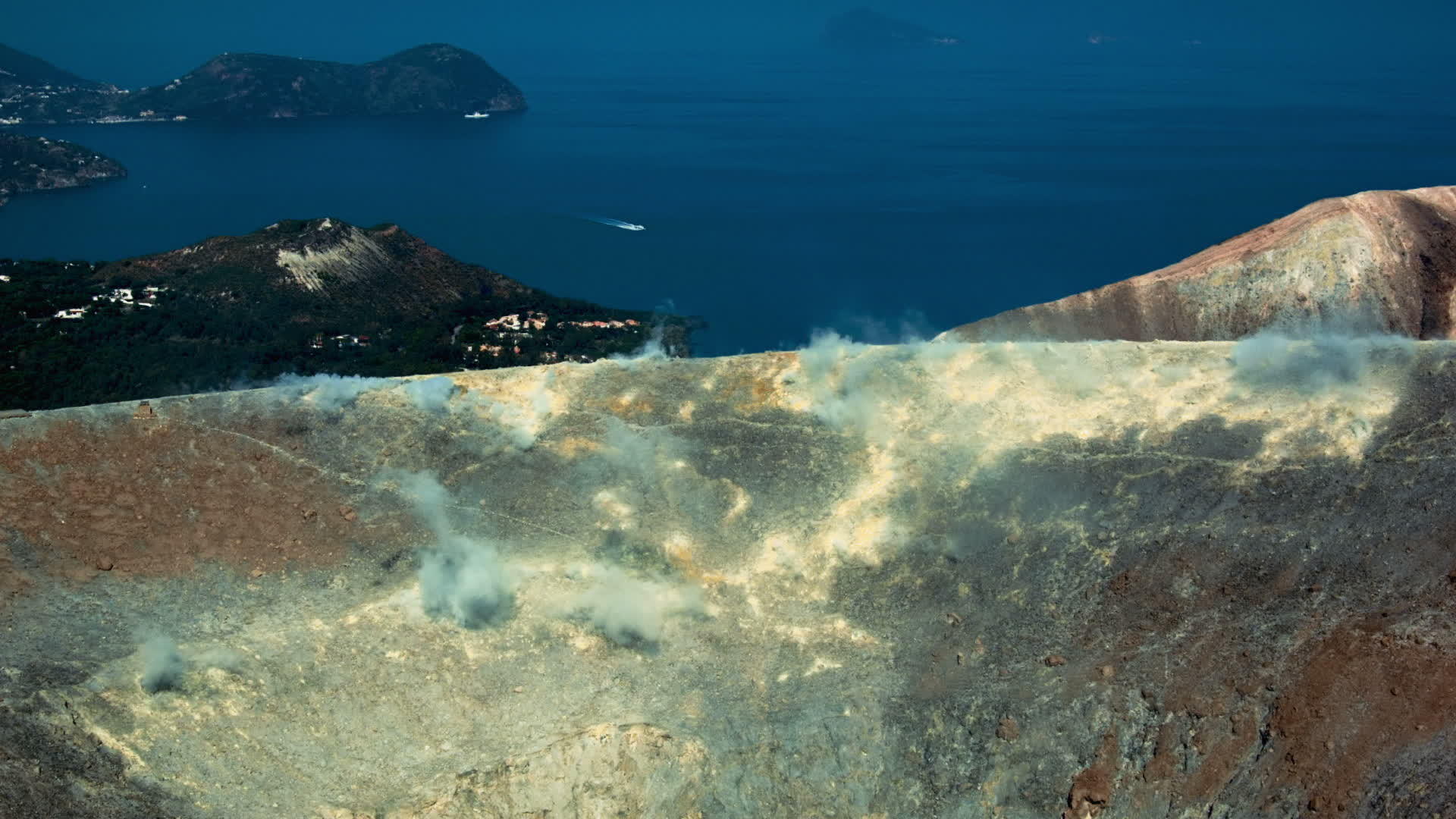 火山岛烟雾释放白蒸汽视频的预览图