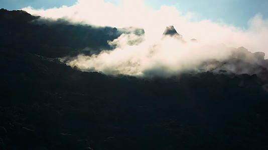 火山岛烟雾释放白蒸汽视频的预览图