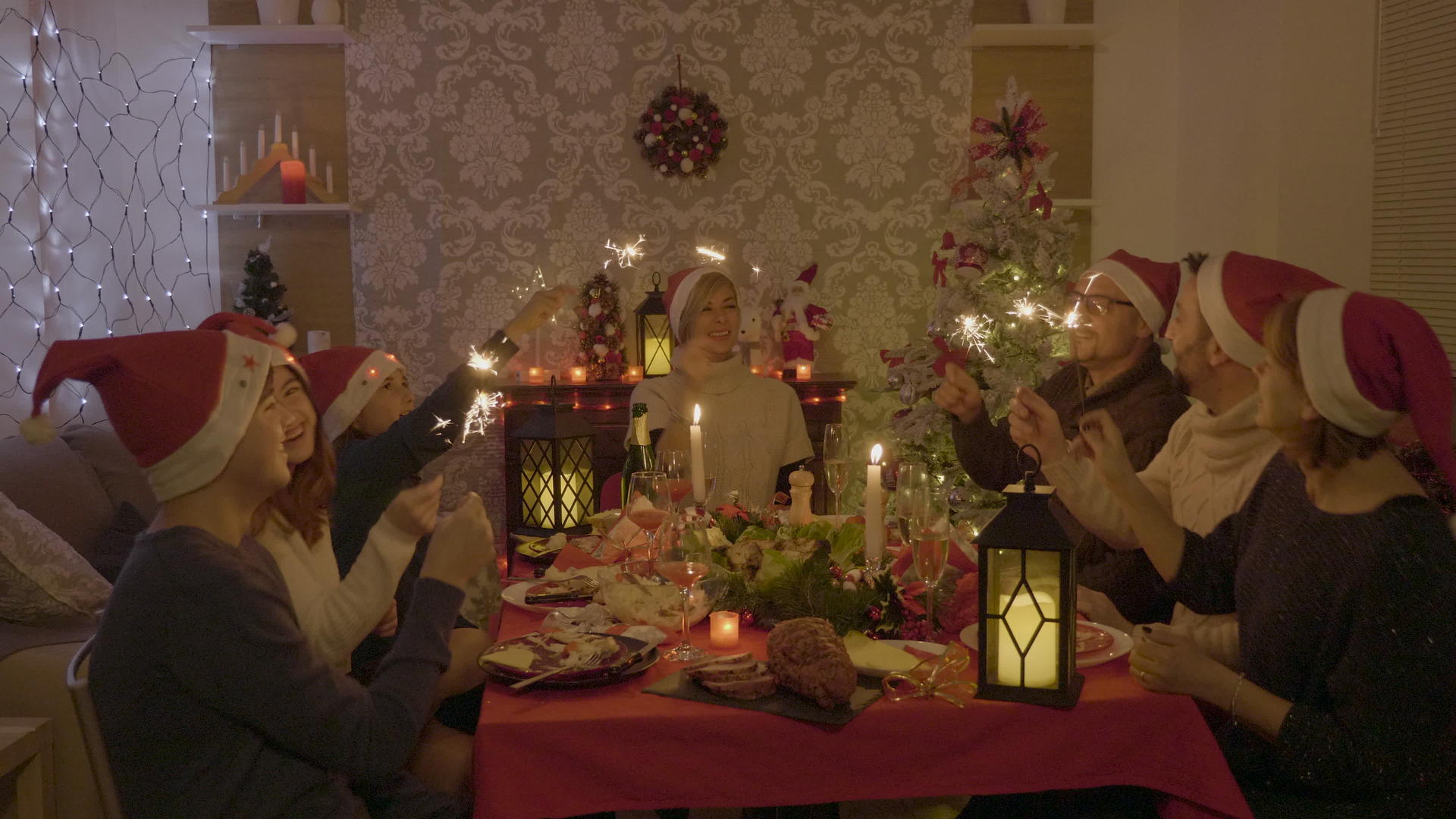 快乐的大家庭在圣诞节重逢庆祝和火花在手视频的预览图