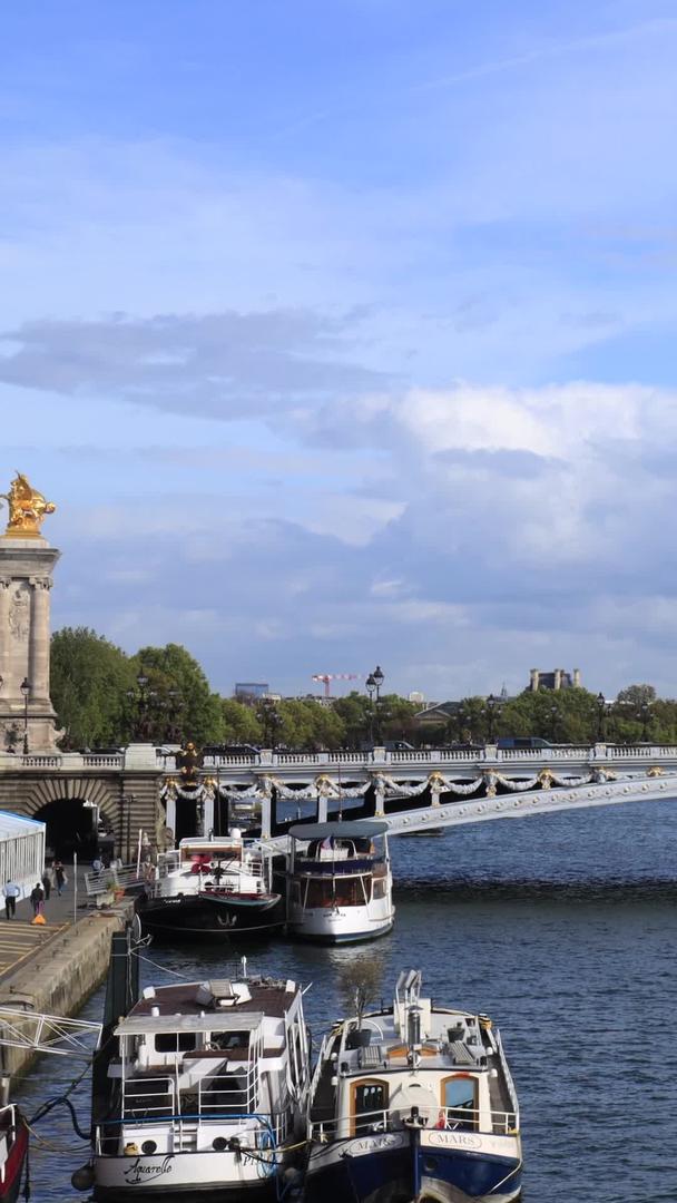 巴黎塞纳河上亚历山大三世大桥城市风景延时视频视频的预览图