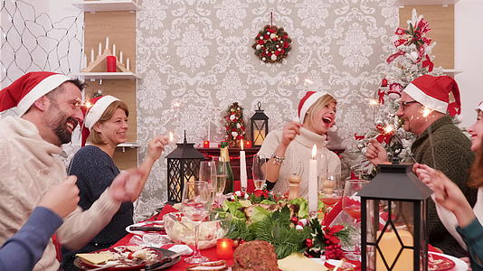 圣诞晚餐和快乐的家庭聚在一起视频的预览图