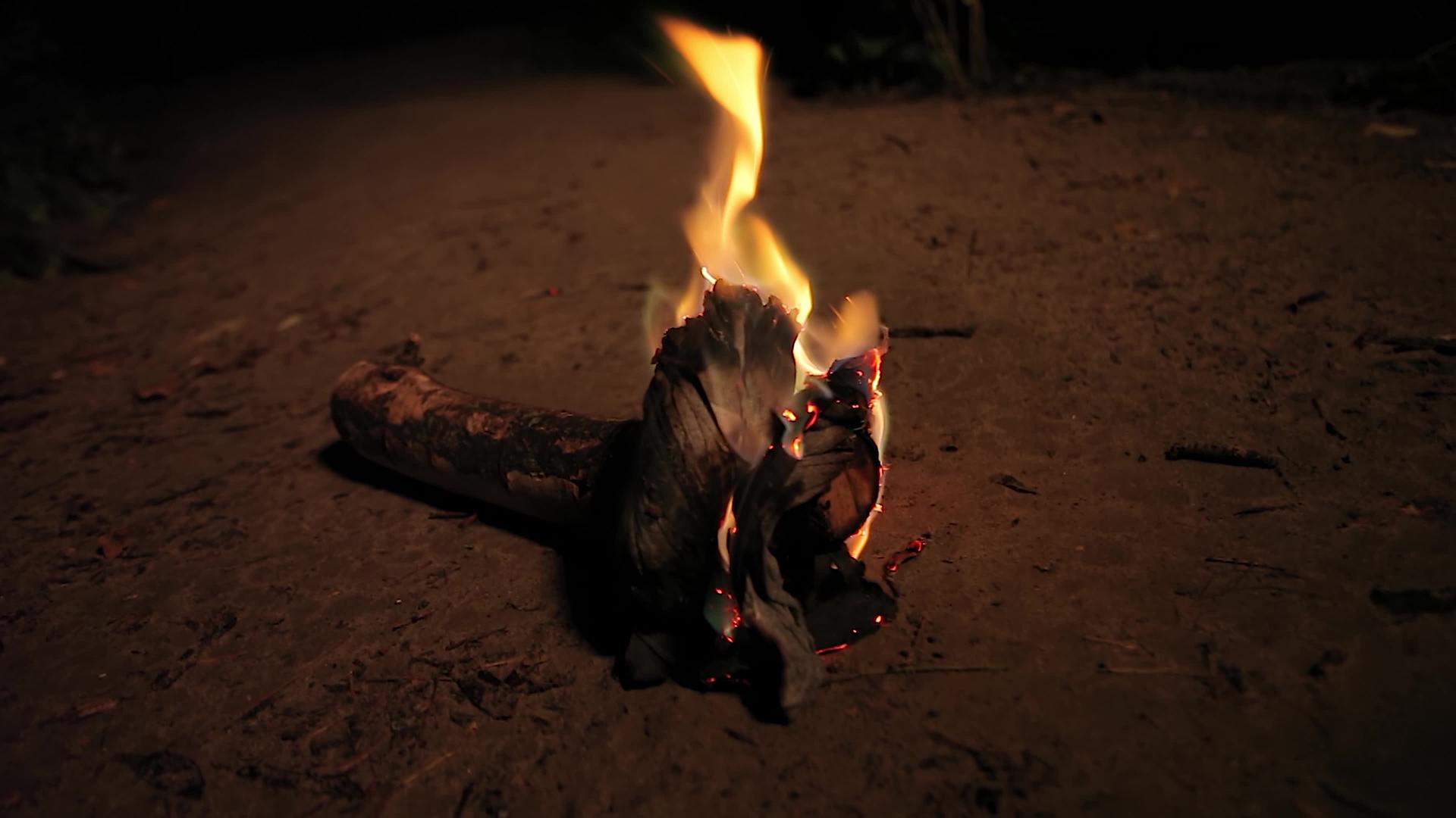 地上燃烧的火炬视频的预览图