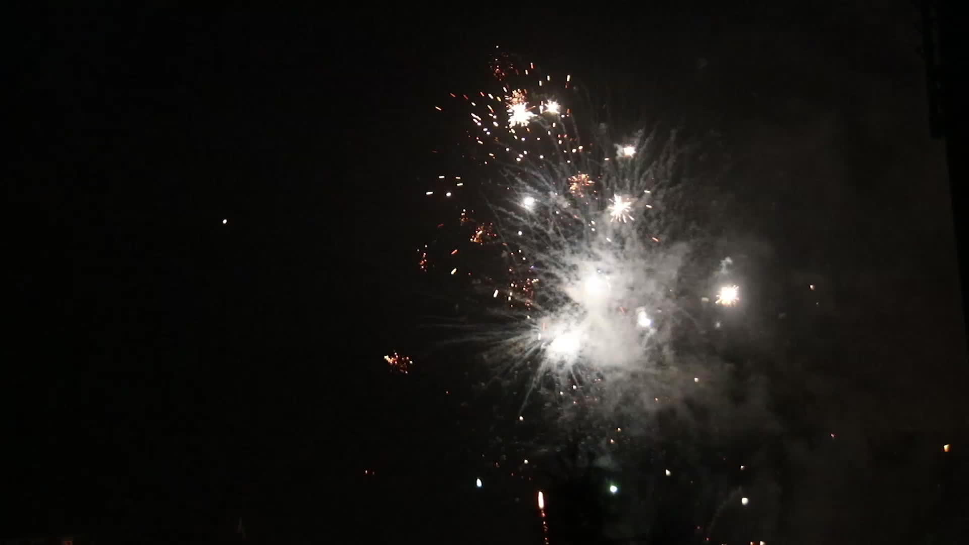 新年烟花天空中有光明的痕迹视频的预览图