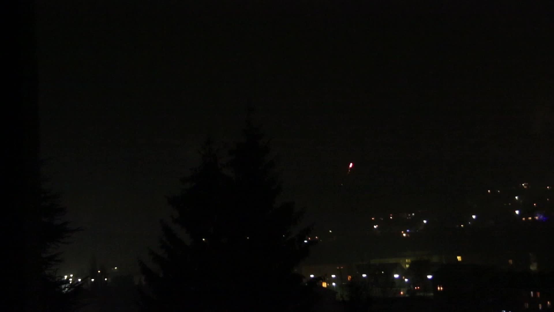 新年烟花之夜黑暗的天空中有光明的痕迹视频的预览图