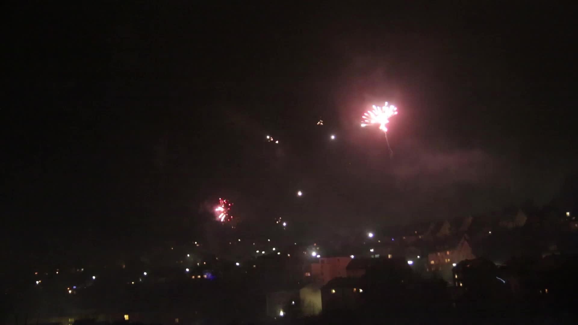 新年烟花夜空中有光明的痕迹视频的预览图